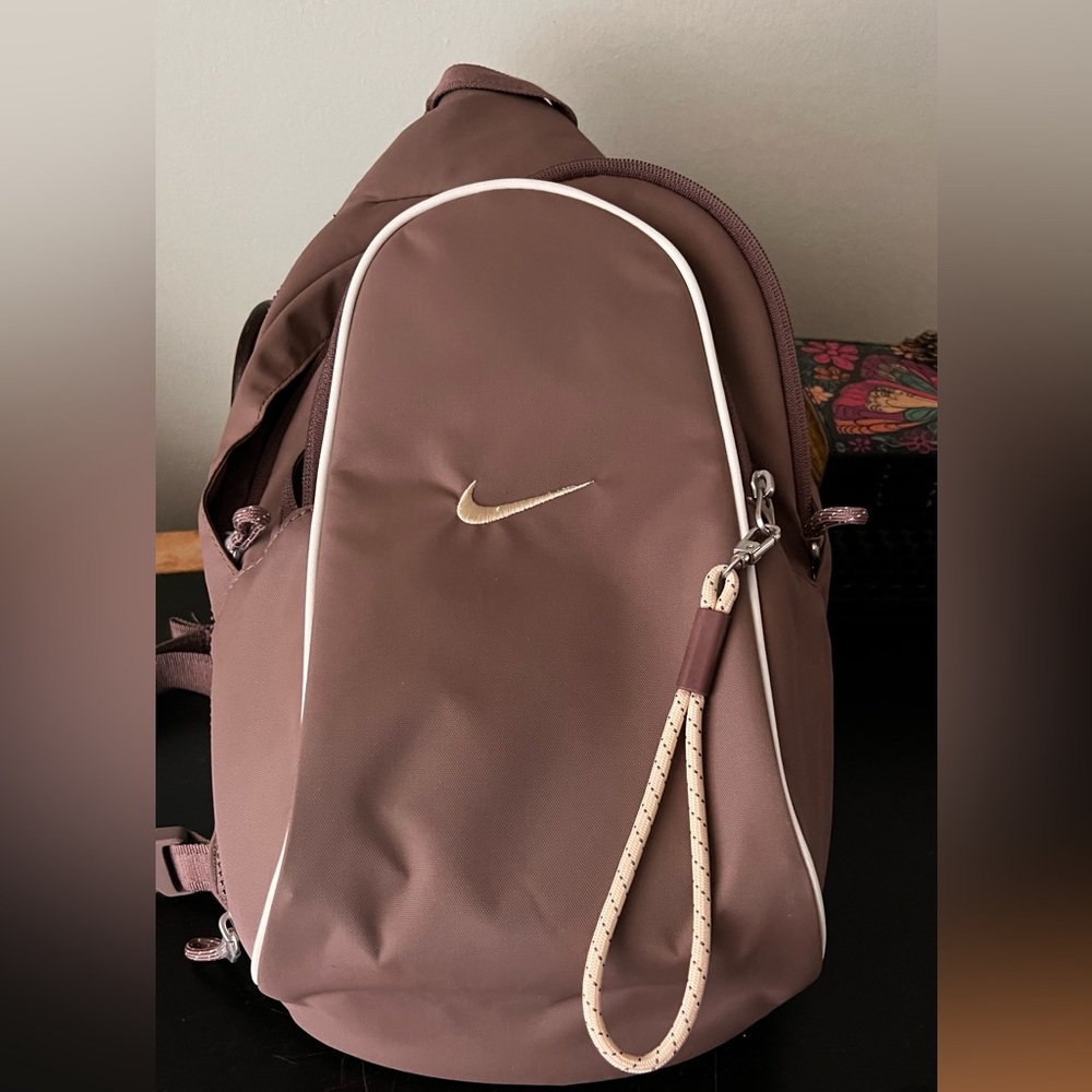Nike Sportswear Essentials Sling Bag 8L